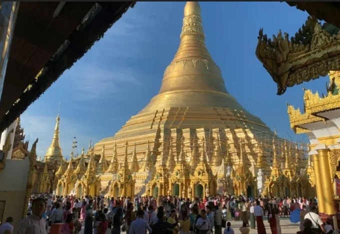 Myanmar truy tố nhóm người đưa búp bê tình dục vào chùa