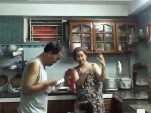 Xúc động cảnh bố mẹ chồng đứng vừa đàn vừa múa hát dỗ dành con riêng của con dâu