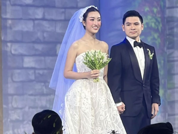 Đỗ Mỹ Linh bật khóc trong lễ cưới: 'Em chưa từng nghĩ sẽ kết hôn với một người có khuôn mặt baby như anh'