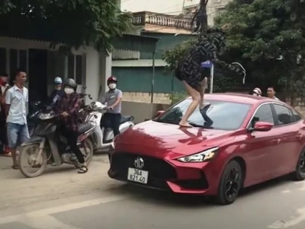 Người vợ trong clip đạp vỡ kính ô tô, cắn đứt tai 'tình địch' đến công an trình diện