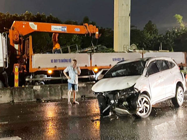 Nữ tài xế điều khiển ô tô 7 chỗ tông văng dải phân cách, đốn ngã cột biển báo giao thông