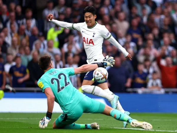Xuất sắc hạ Tottenham, Newcastle qua mặt cả Chelsea lẫn MU