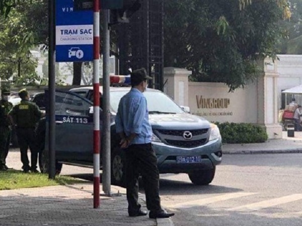 Xe cảnh sát 113 trước cổng Vingroup là bảo đảm an ninh trật tự cho lãnh đạo nước ngoài tới thăm