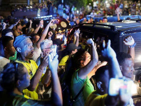 Bị vây bắt, chính trị gia Brazil ném lựu đạn vào cảnh sát