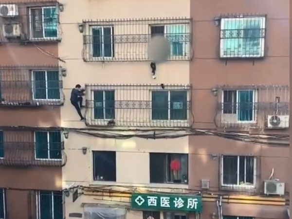 Bé trai gần như tắc thở trước khi được giải cứu khỏi hàng rào chống trộm trên tầng 4