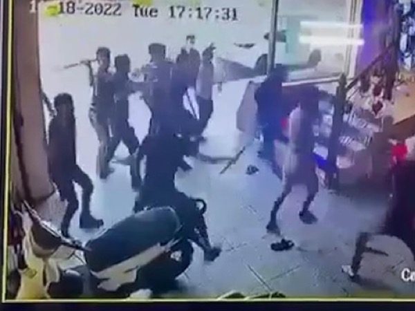 Lộ nguyên nhân nhóm giang hồ 'đổ bộ' quán karaoke, chém người tới tấp