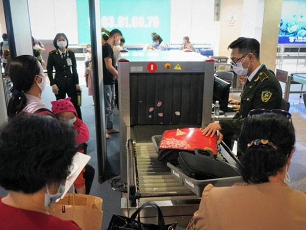 Nhặt được điện thoại ở khu soi chiếu sân bay, hành khách đút túi không trả lại