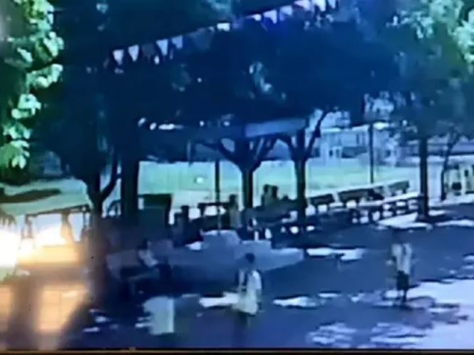 Ghế đá đổ khiến 1 học sinh tiểu học tử vong