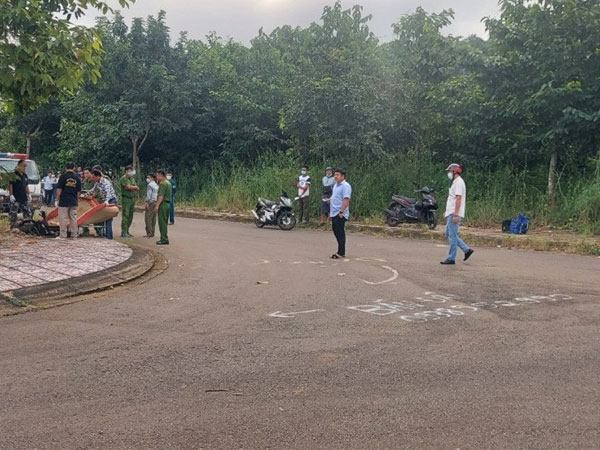 Bàng hoàng phát hiện thi thể người đàn ông cháy đen cạnh xe máy