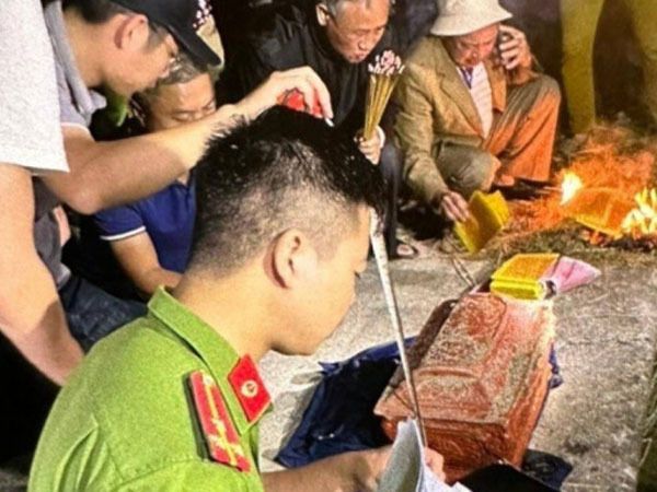 Khởi tố vụ án đào trộm lấy hài cốt, đòi 300 triệu tiền chuộc