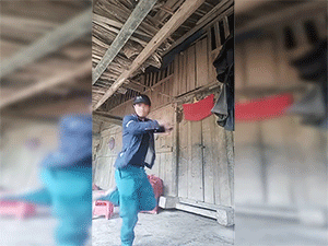 Clip: Thanh niên bị 'combat' khi đang múa võ, dân mạng phát hiện ra ngay sai lầm tai hại của nhân vật dựa theo kinh nghiệm dân gian
