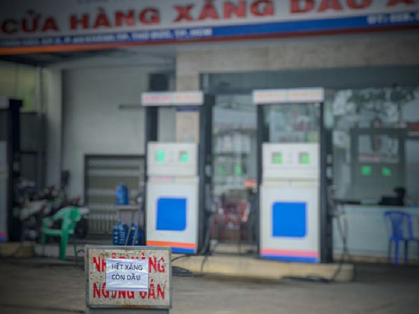 Nhiều cửa hàng lại treo biển 'hết xăng', TP.HCM tính quy định bán ít nhất 12 tiếng/ngày