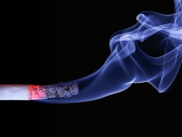 Người đàn ông bị phạt cả chục triệu đồng vì bắt hàng xóm ngửi khói thuốc