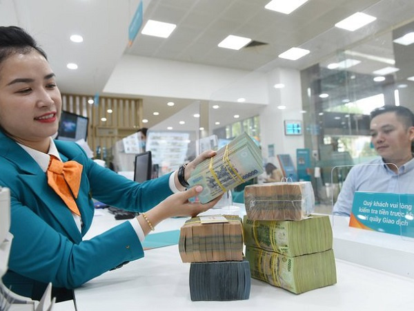 Cuối ngày, nhiều ngân hàng đồng loạt tăng lãi suất huy động