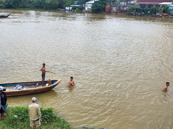 Nam sinh lớp 9 mất tích sau khi nói với bạn bè 'một ngày nào đó mưa gió sẽ đi nhảy cầu'