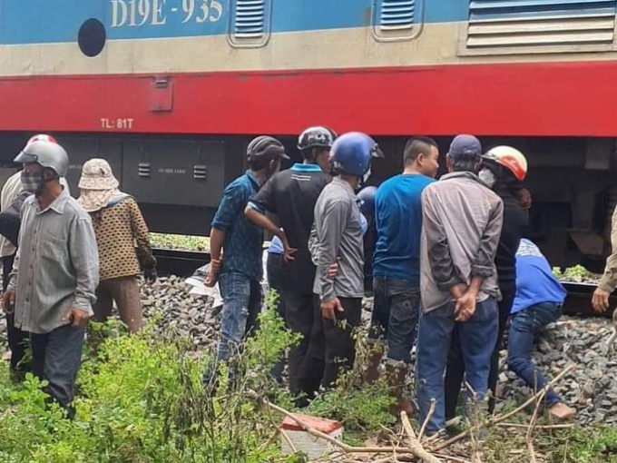 Tàu hoả tông và kéo lê người phụ nữ khoảng 1km