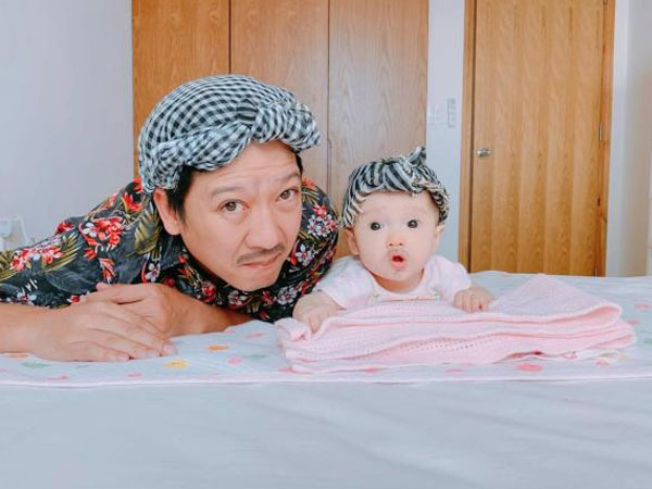 Trường Giang - Nhã Phương lần đầu công khai ảnh lúc sơ sinh của con gái, visual như bản sao 'Mười khó' khiến netizen thích thú