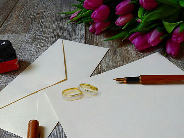 Bạn thân đưa cả nhà đến ăn cưới, cô dâu tá hỏa lúc bóc phong bì