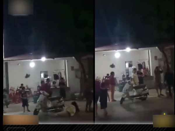 Bạn gái dỗi ngồi bệt giữa đường, chàng trai dỗ mãi không được bèn thẳng tay ném xuống đường rồi đá đấm cật lực