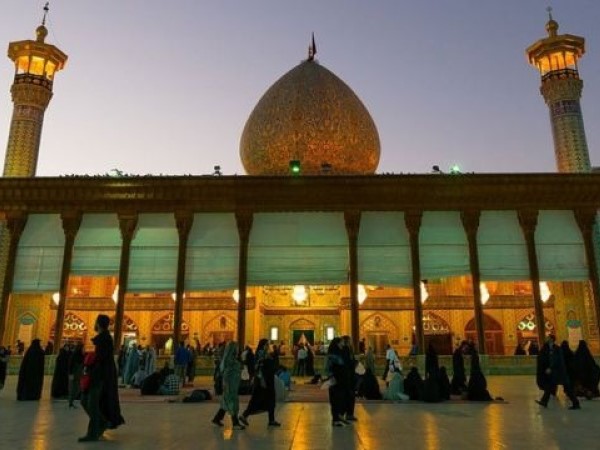 Tấn công khủng bố đền thờ ở Iran, 20 người chết