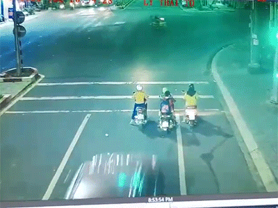 Tài xế ô tô say xỉn húc văng 3 xe máy đang dừng đèn đỏ, 1 người tử vong