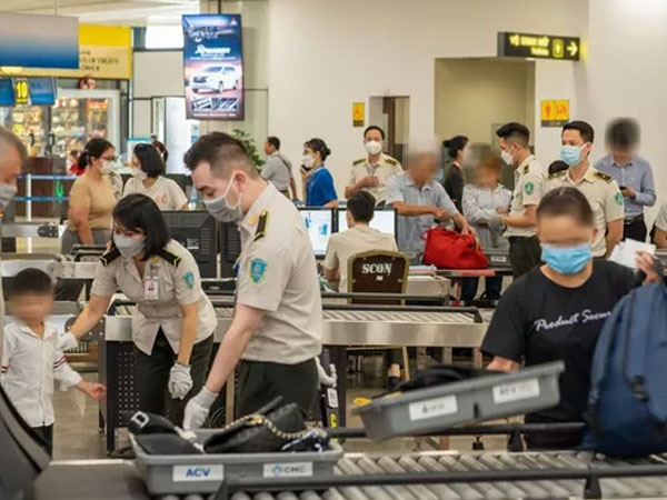 'Cầm nhầm' đồng hồ ở Nội Bài, bay vào Tân Sơn Nhất vẫn không thoát