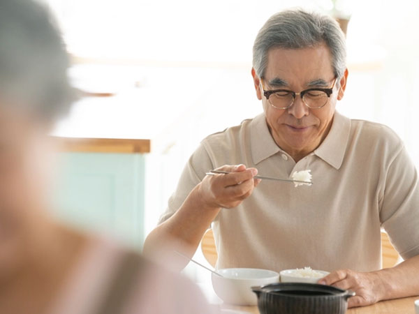 Ăn cơm cùng bố vợ một bữa, chồng thay đổi luôn cách đối xử với vợ