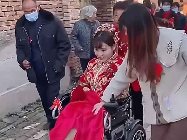 Con trai lành lặn cưới vợ liệt nửa người, thái độ mẹ chồng gây xúc động