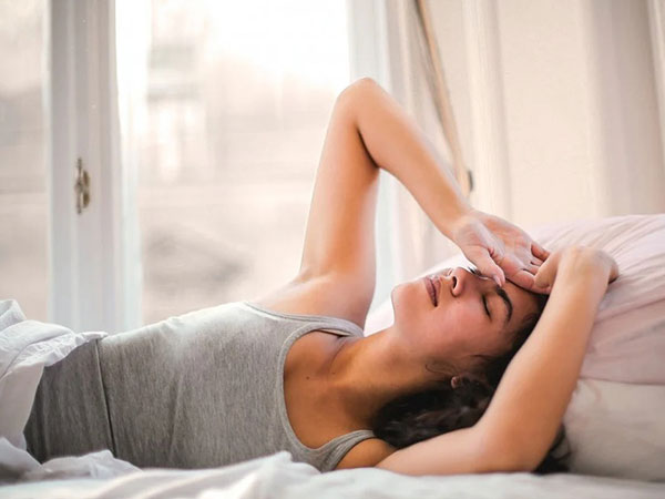 5 thứ cởi ra, 4 thứ mặc vào khi ngủ: Giúp phái đẹp ngủ ngon giấc, không lo bệnh tật, làn da tươi trẻ