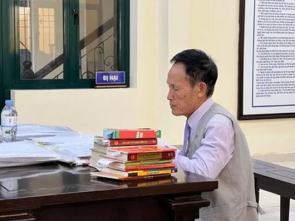 Bị cáo Hiệp 'khùng' mang nhiều tài liệu, sách luật đến phiên toà