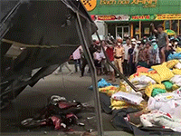 Clip: Người dân tập trung cố nâng xe tải lật đè tử vong cô gái đi đường