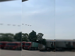 Clip: Người dân thích thú ghi lại cảnh hàng loạt máy bay các loại diễn tập trên bầu trời thủ đô