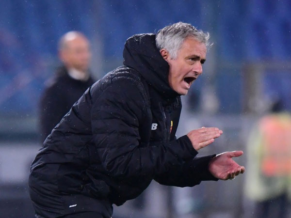 Abraham tỏa sáng, thầy trò Mourinho chờ quyết đấu ở lượt cuối