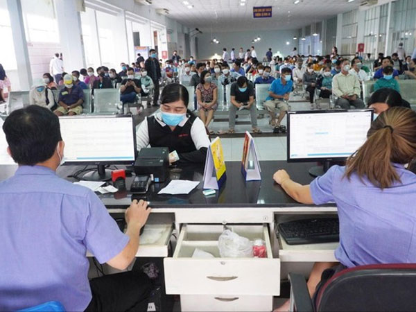 Vé máy bay, tàu hỏa dịp Tết: Giá cao, nhiều khuyến mãi