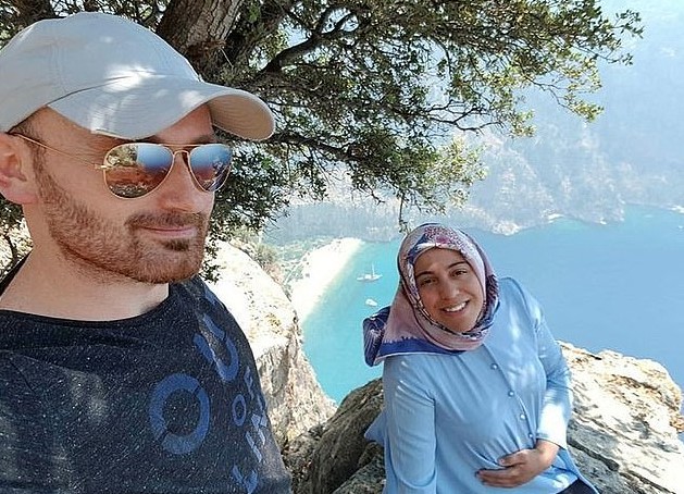 Lạnh người tấm ảnh selfie của gã chồng mất nhân tính chỉ vài phút trước khi xô vợ mang thai xuống vách núi để lãnh tiền bảo hiểm