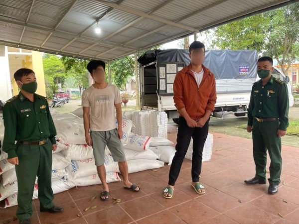 Truy đuổi 25km trên quốc lộ, chặn bắt xe chở hàng cấm
