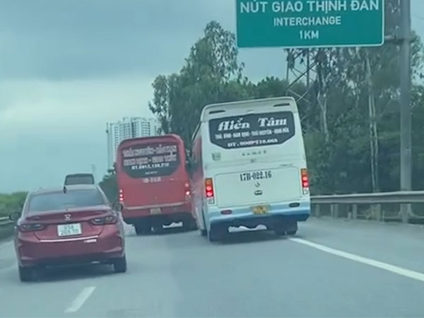 2 xe khách chèn ép nhau trên cao tốc: Phút nóng nảy đưa tài xế vào vòng lao lý