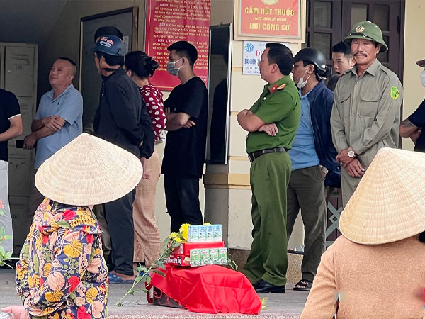 Chủ đầu tư đào phần mộ chưa đền bù, dân mang tiểu lên phường tố cáo