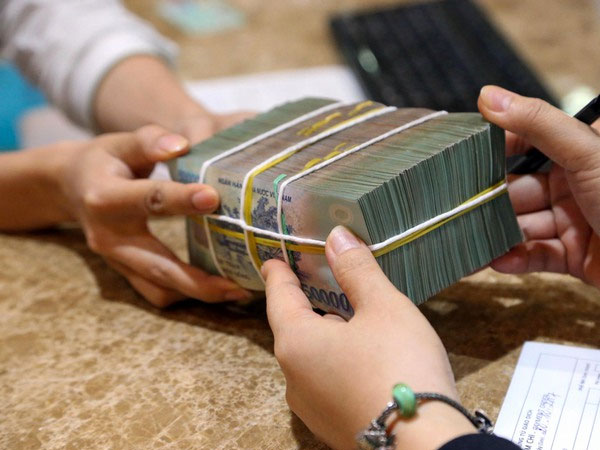 Ngân hàng cảnh báo rủi ro khi khách rút tiền gửi bên ngoài lấy lãi suất cao
