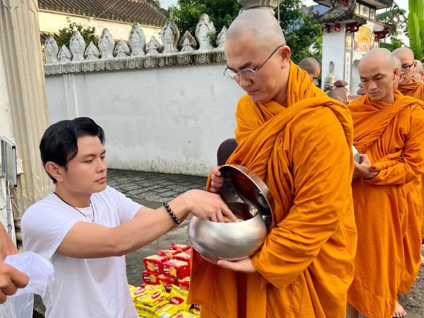 MC Đại Nghĩa xuống tóc xuất gia gieo duyên
