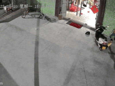 Video: Ấm lòng anh trai cứu em trong gang tấc