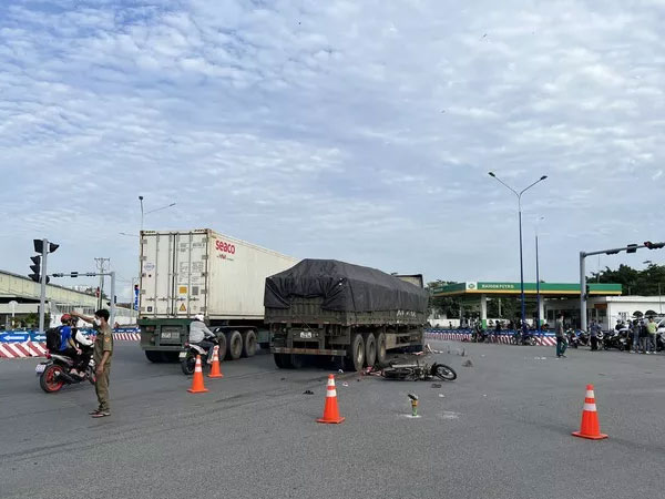 Dừng đèn đỏ, 4 người trong 1 gia đình bị xe tải tông tử vong