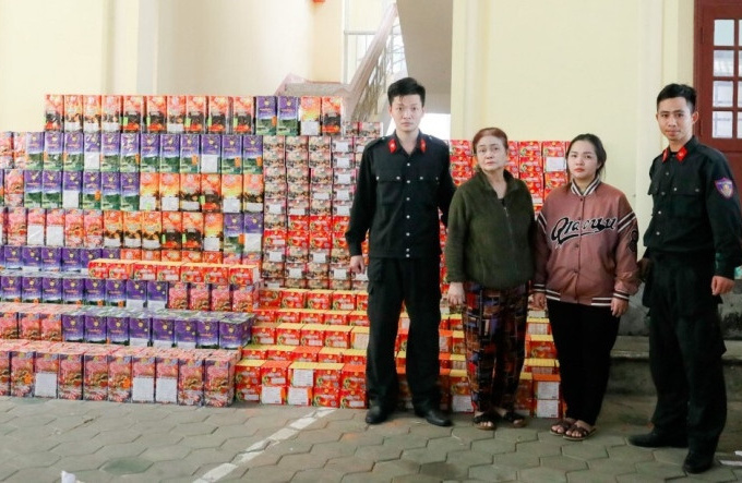 Mẹ và con gái giấu hơn 800 kg pháo nổ trong phòng ngủ