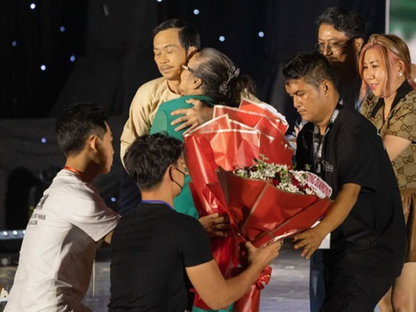 Mẹ ruột đi xem Hoài Linh diễn, lần đầu chia sẻ về những 'ồn ào' của con trai