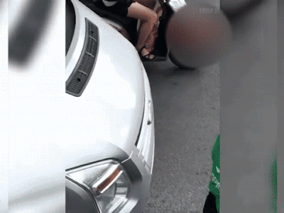 Cự cãi trên phố ở Hà Nội, tài xế ô tô tông thẳng vào xe máy rồi bỏ chạy