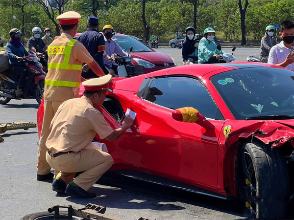 Trích xuất camera thấy người đàn ông bước ra từ ghế lái chiếc Ferrari đâm xe máy