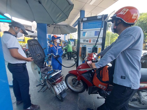 Người Hà Nội phải ‘cầu cứu’ tổng đài, căn giờ thấp điểm để đi đổ xăng