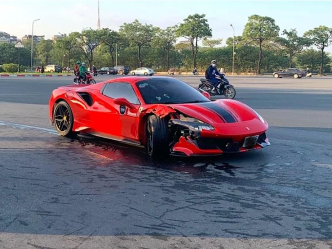 Hà Nội: Siêu xe Ferrari 488 va chạm với xe máy, một người tử vong
