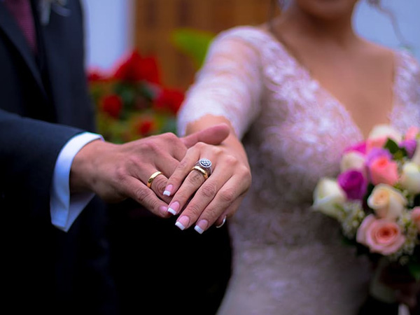 Lấy chồng cùng công ty, đồng nghiệp mừng cưới khiến tôi giật mình