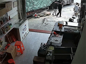Người đi đường 'chạy mất dép' khi lốp xe phát nổ ngay bên tai